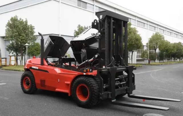 【大噸位】杭叉新款X系列16噸重裝叉車交付某企業(yè)！