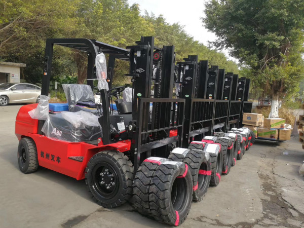 叉車?yán)系每?？不同階段的叉車保養(yǎng)你要注意！