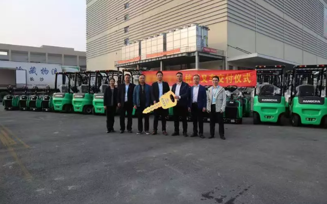 【強(qiáng)勢(shì)】杭叉集團(tuán)交付湖南某大型冷庫(kù)58臺(tái)鋰電池叉車！