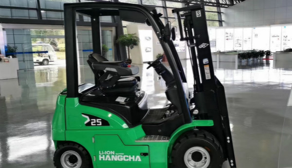 電動(dòng)叉車(chē)買(mǎi)鋰電的還是鉛酸的？當(dāng)然是鋰電的！
