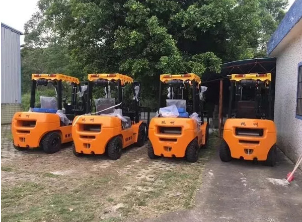 【叉車(chē)操作小知識(shí)】?jī)?nèi)燃叉車(chē)要怎么換擋？