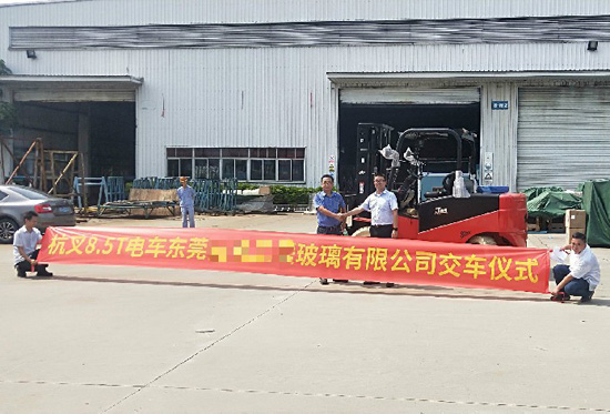叉車搬運玻璃？要輕拿輕放！